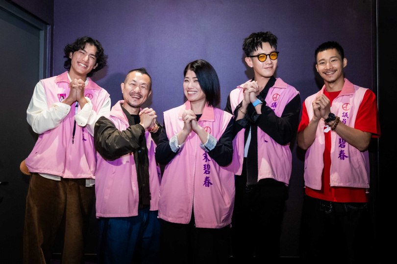 《功夫》主演(左起)朱軒洋、導演九把刀、嚴藝文、柯震東、黃冠智出席映後,穿上片中競選團隊背心謝票。(圖/麻吉砥加提供)