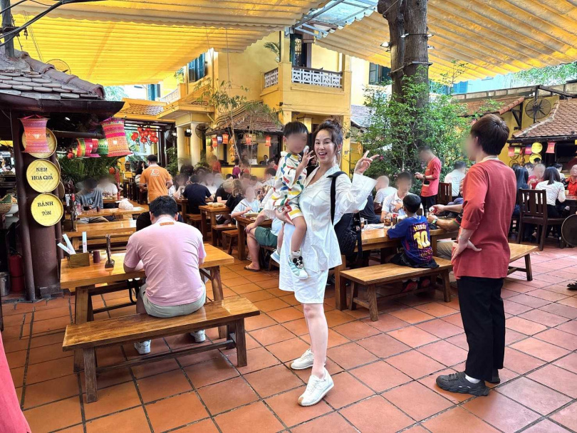 懷孕近6個月的張齡予與老公小孩一同前往越南旅遊享受道地越南河粉的好滋味。（圖／張齡予提供）