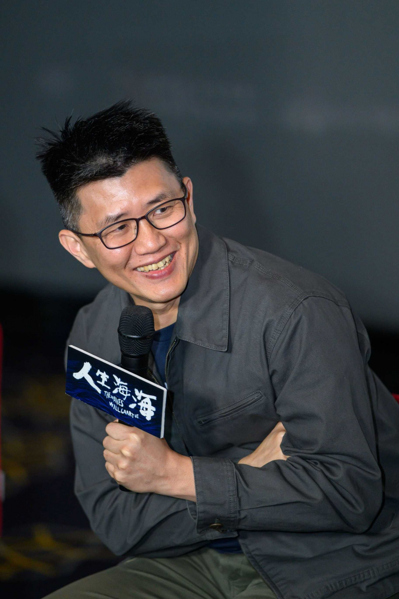 廖克發攜自編自導最新劇情長片《人生海海》回到馬來西亞家鄉宣傳,十分開心。(圖/甲上提供)