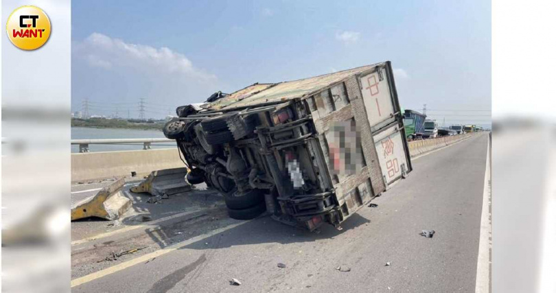 大貨車卡在水泥護欄上,消防人員動用破壞剪,救出受困車內的駕駛。(圖/林慶祥翻攝)