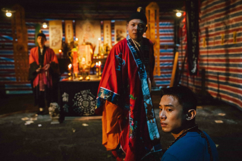 初孟軒害怕因遊戲而死,偷偷找上道士進行法會。(圖/網銀國際)