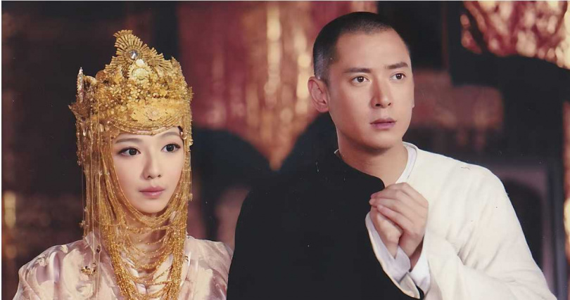 王寶兒（左）參與2013年版電視劇《天龍八部》演出 飾演「夢姑」銀川公主，右為演員韓棟。（圖／星之國際）