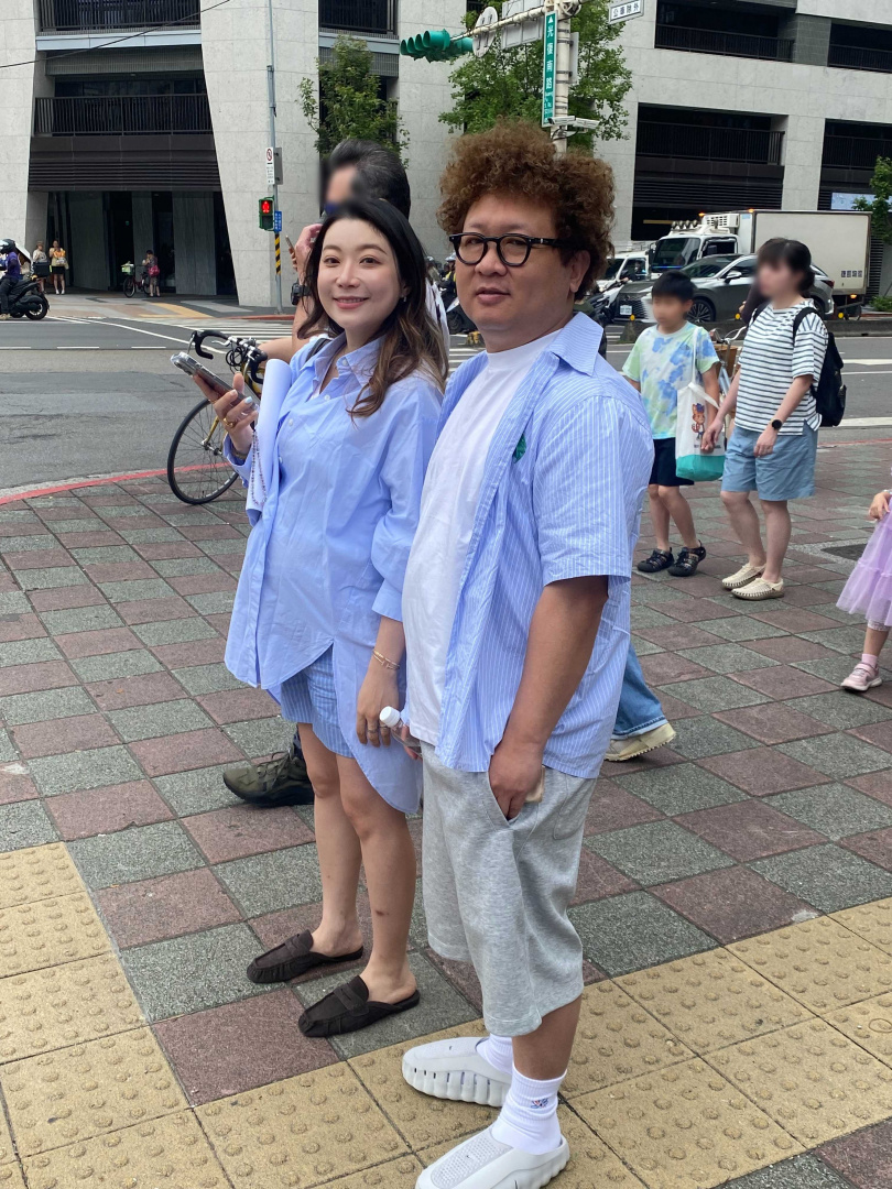 對於粉絲要求拍照，納豆與依依大方配合，幾乎來者不拒。（圖／讀者提供）