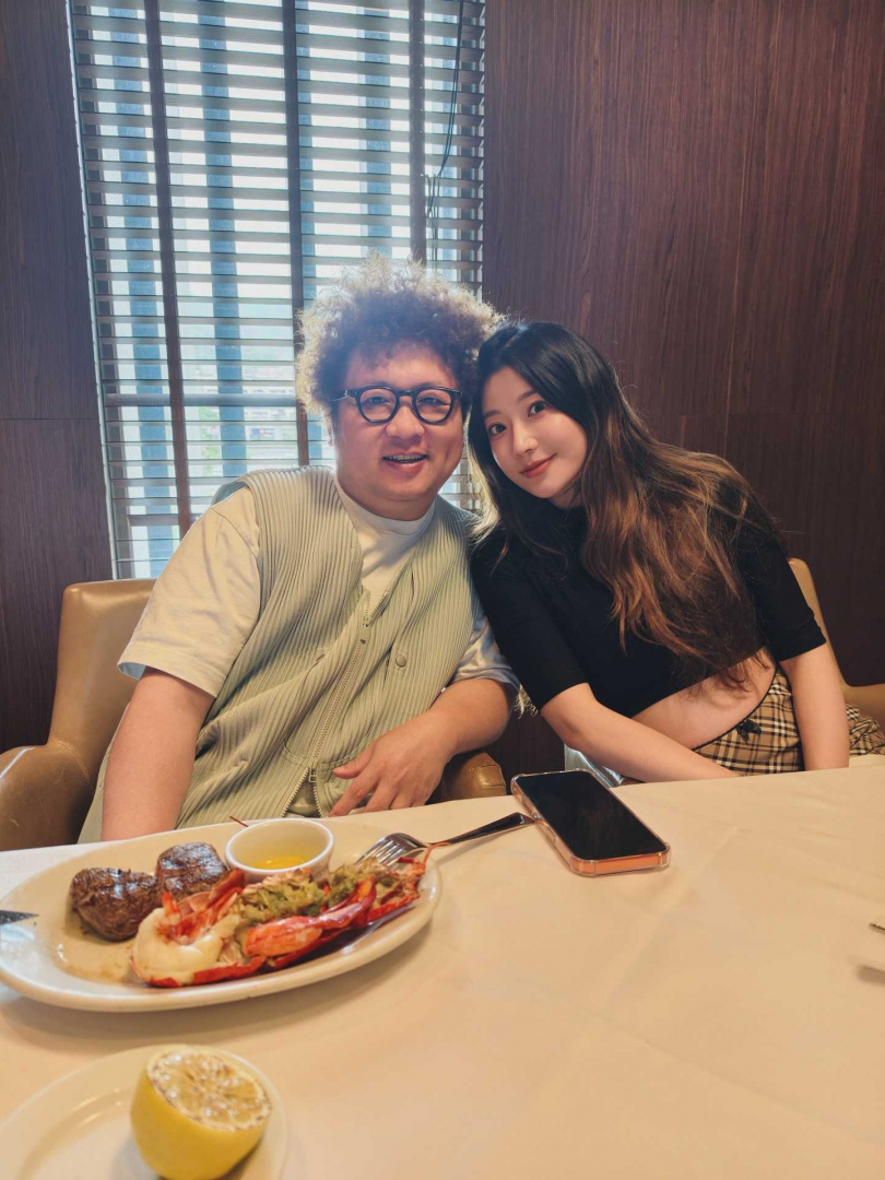 納豆提前幫依依慶祝母親節請吃牛排大餐。（圖／翻攝自納豆臉書）