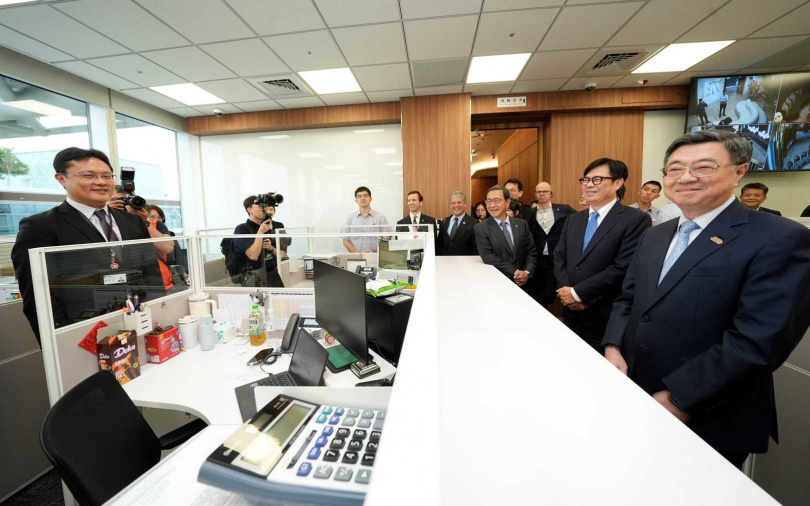 中信銀行亞灣分行服務團隊逾40人,行政院院長卓榮泰鼓勵回臺任職同仁貢獻一己之力。(圖/中信銀行提供)