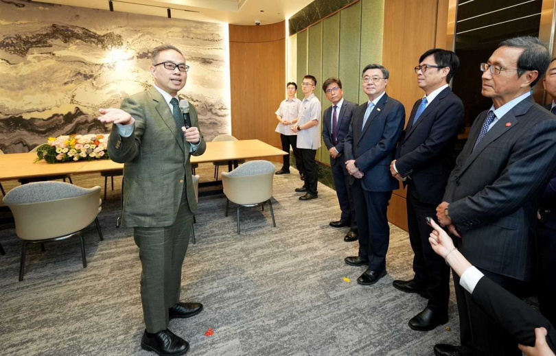 行政院院長卓榮泰7月24日赴中信銀行亞灣分行視察,肯定中信銀行支持留財引資、普惠金融政策的實際作為。(圖/中信銀行提供)