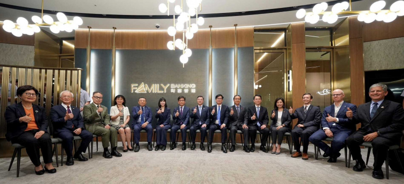 行政院院長卓榮泰(中)7月24日偕同行政院發言人李慧芝(左六)、行政院南部聯合服務中心執行長許乃文(左五)、高雄市市長陳其邁(右七)、金管會主委彭金隆(左七)、銀行局局長童政彰(右五),以及中信銀行董事長陳佳文(右六)、個人金融執行長楊淑惠(右四)參訪中信銀行亞灣分行,見證臺灣資產管理產業邁向國際的里程碑。(圖/中信銀行提供)