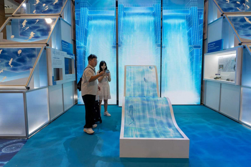 台電今年以大甲溪生態保育、韌性電力為主題參展,展區以壩體結構融合水流,展現大甲溪電廠的空間意象。(圖片提供/台電)