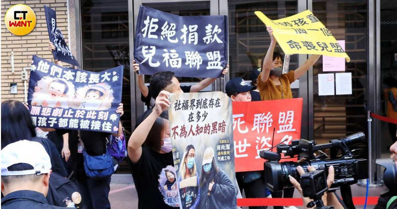 「剴剴戰士」聚集高院門口抗議。(圖/周志龍攝)