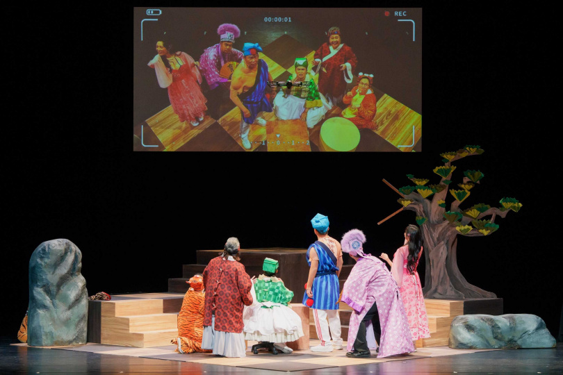 《英雄所賤略同》結合即興、觀眾互動與多媒體演出,台上台下一樣熱鬧,每一場都可能因觀眾與「巡演大賤客」碰撞出不同驚喜。(圖/英雄會文創劇團)