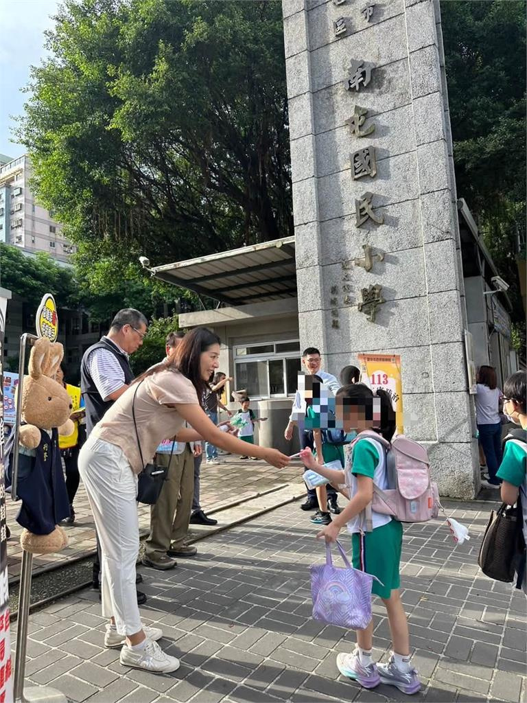 侯湘婷在校門口迎接孩童開學。（圖／翻攝自「台中第四波麗士」臉書）