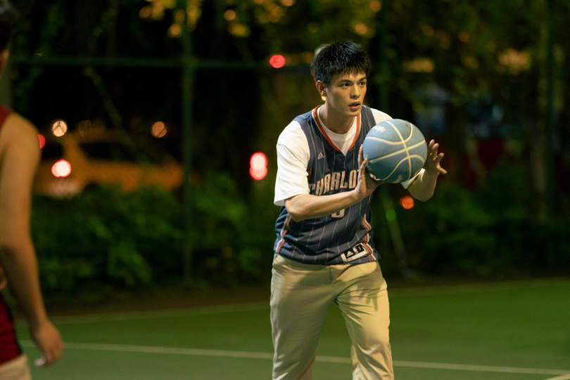 邱以太在《夜校女生》飾演資優生,上演青春曖昧戀曲。(圖/興揚電影提供)