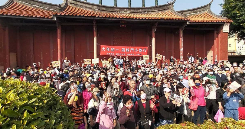2024年，共有800人參加「四城門小旅行」走春祈福活動（圖／水根肉乾提供）。