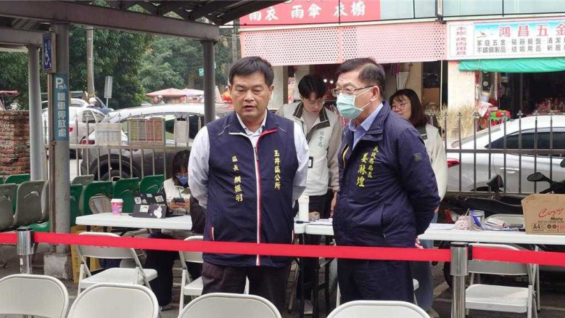 市府民政局長姜淋煌（右）25日一早到玉井區公所，視察慰問金發放情形。（圖／玉井區公所提供）