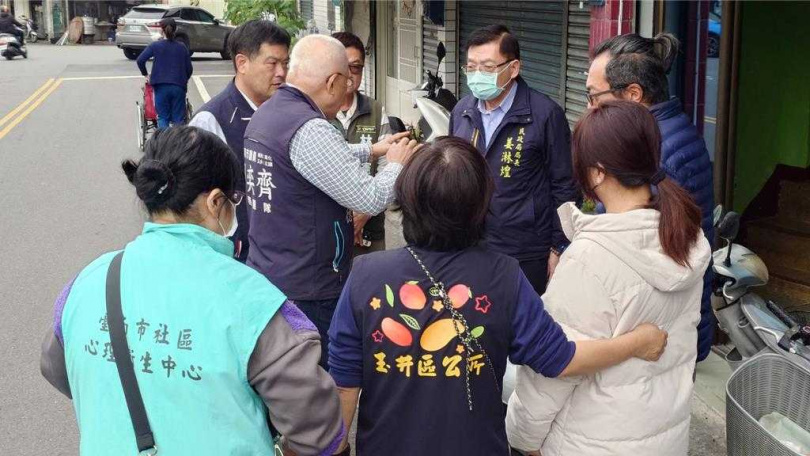 市府民政局長姜淋煌（後排右二）前往華都客棧探視安置的4戶共9位受災民眾。（圖／玉井區公所提供）