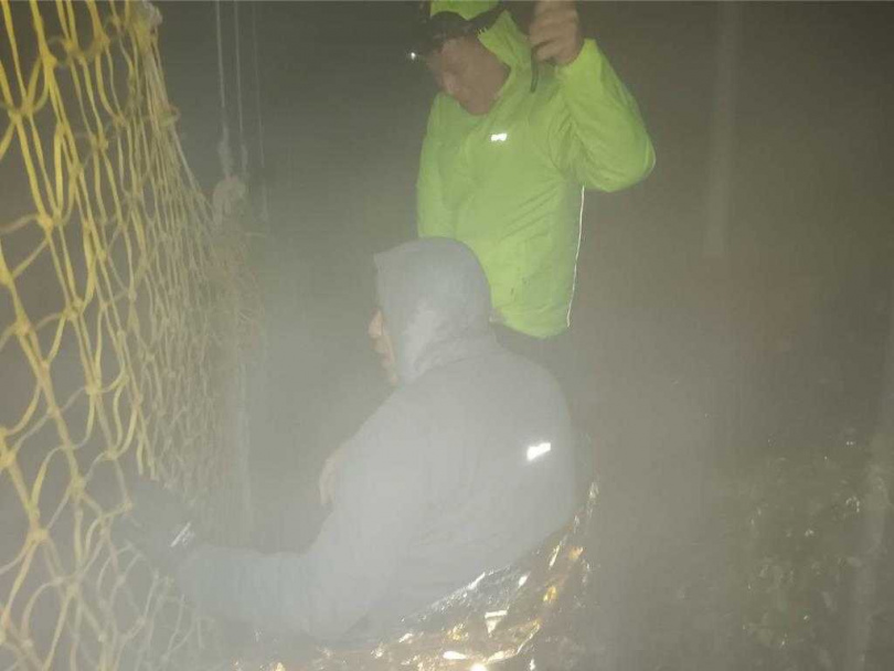   男子攀登北大武山不慎滑落30公尺邊坡，墜落在繩網前，幸好只有輕傷。（圖／屏東縣消防局提供／中國時報羅琦文屏東傳真）