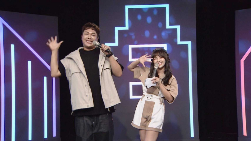 《戲戲品味》由關韶文（左起） 、徐凱希共同主持。（圖／中天提供）