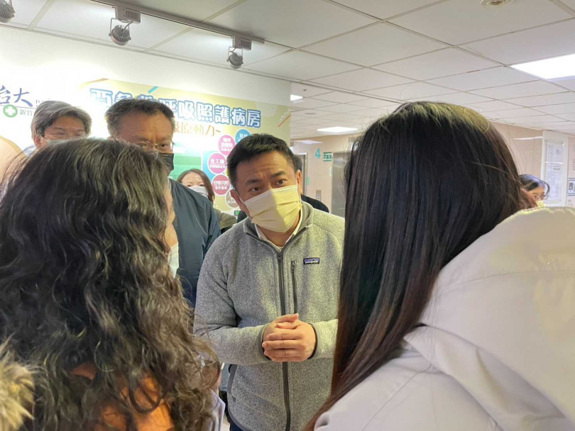 勞動部部長洪申翰及職安署署長鄒子廉，今天前往新竹東元醫院及新竹台大醫院探視傷者及其家屬。（圖／勞動部提供）