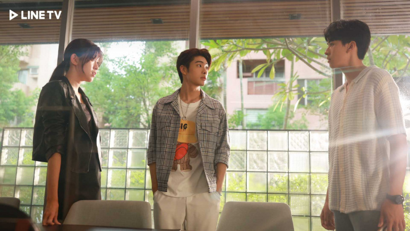 紀欣伶（左）與朴靖恆（中）、徐瑋澤（右）展開三角戀。（圖／LINE TV）
