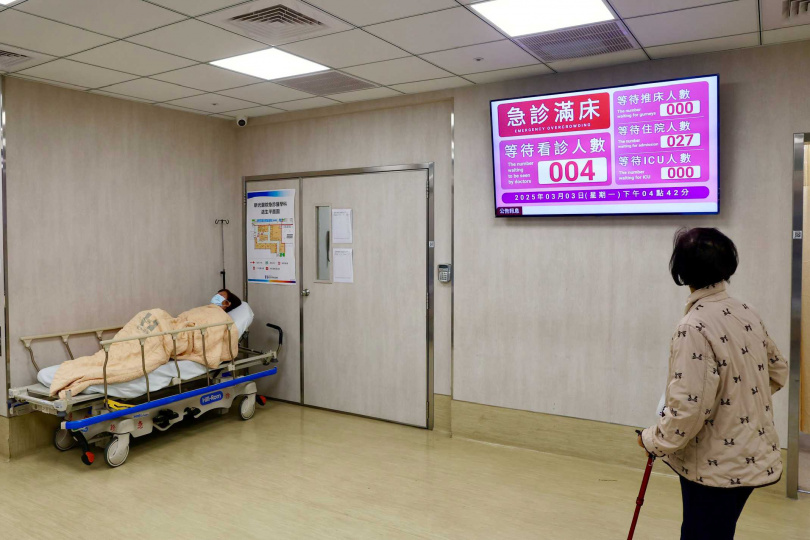 北區健保醫院小總額制度，即將在第二季上路，醫院財務勢必再度緊縮，外界擔心恐再度衝擊已經吃緊的醫院護理師人力，急診壅塞恐成日常狀況，圖為民眾在急診室大廳等待治療。（圖／報系資料照）