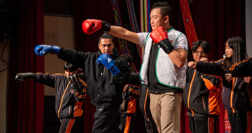 「信義至善獎助學金」25周年頒獎典禮，邀請信義鄉出身的拳擊國手甘家葳現場示範拳擊教學（圖／信義房屋提供）。