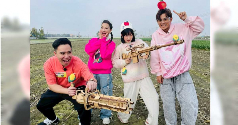 無尊（左起）、楊繡惠、籃籃、阿翔到雲林採收玉米。（圖／民視提供）