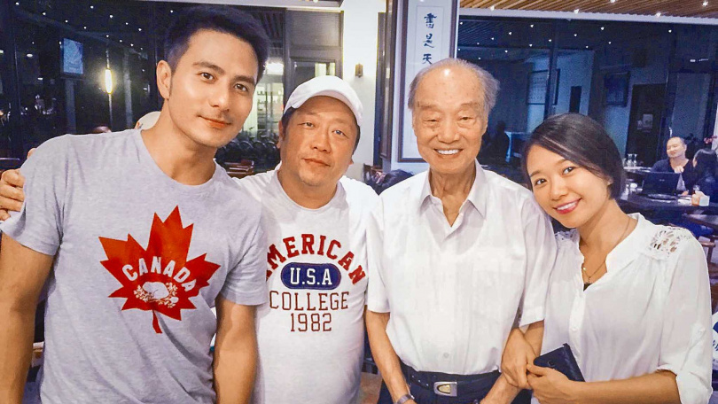 知情人士爆料指出，王重正（左二）的劇組不只一次因過勞發生車禍。（圖／資料照）