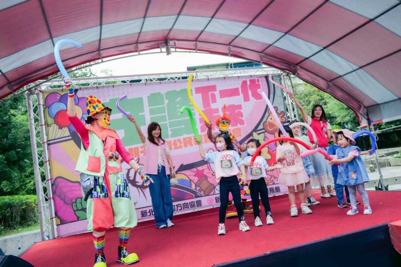 立委林楚茵與新北市議員張嘉玲出席陳乃瑜與新北市家的方向協會舉辦的公民教育園遊會。（圖／陳乃瑜辦公室提供）