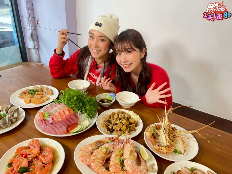 梁舒涵（左）和麻由（右）一邊闖關一邊享用美食。（圖／TVBS提供）