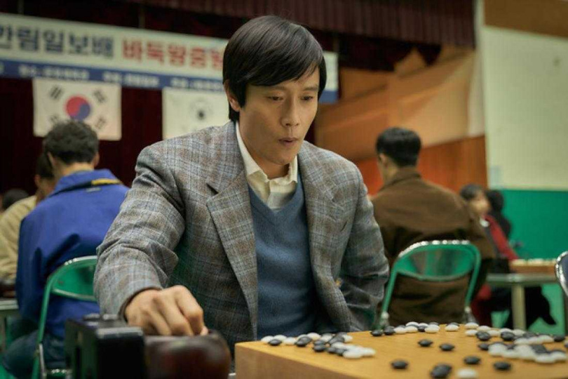 《終極對弈》李秉憲飾演韓國圍棋國手曹薰鉉,也是是韓國現代圍棋第一代的開創者。(圖/翻攝自韓網)