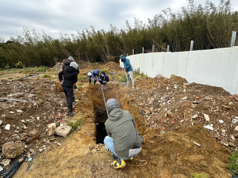 不肖業者租用農地,先挖走沃土再回填廢棄物,土頭和土尾兩頭賺,近年大興土木、海量廢棄物產生的新竹地區尤為嚴重。圖為一處新竹縣濫倒廢棄物土地被查緝。(圖/報系資料庫)