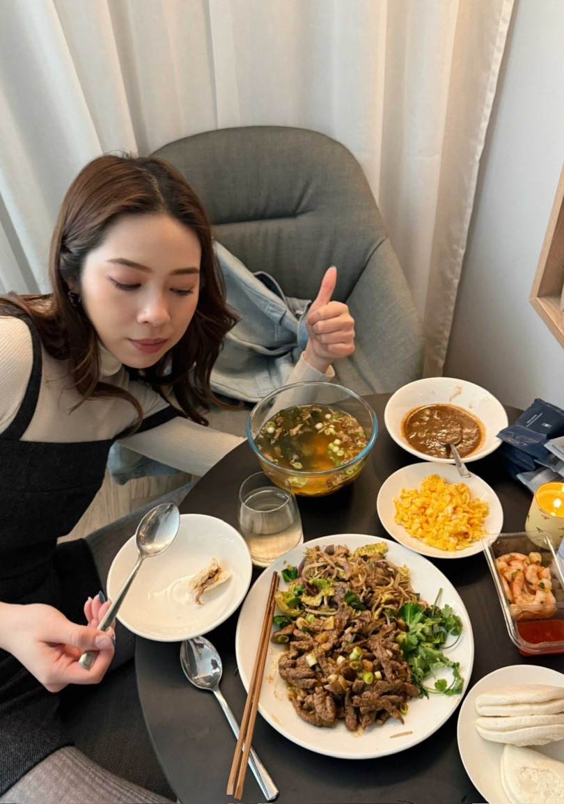 犬青做出懷念的家鄉味。（圖／相信音樂提供）