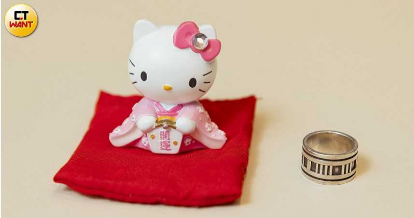朴靖恆獨自離家打拚,Hello Kitty跟爸爸送的戒指,象徵爸媽的陪伴。(圖/楊澍攝)
