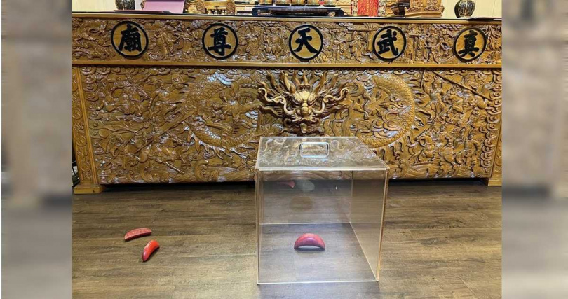 高雄市前金真武天尊廟近日6天內連續出現2個「立筊」奇景，讓信眾直呼「太不科學了」。（廟方提供）