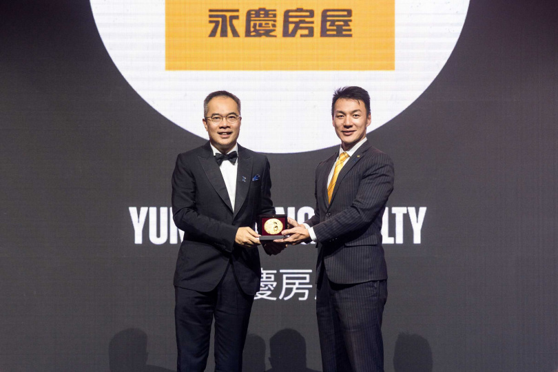 「亞洲最佳企業雇主獎」主辦單位表示,永慶房屋所獲得的分數不但高於產業平均20%以上,更不斷成長,獲獎實至名歸!(圖片提供/永慶房屋)