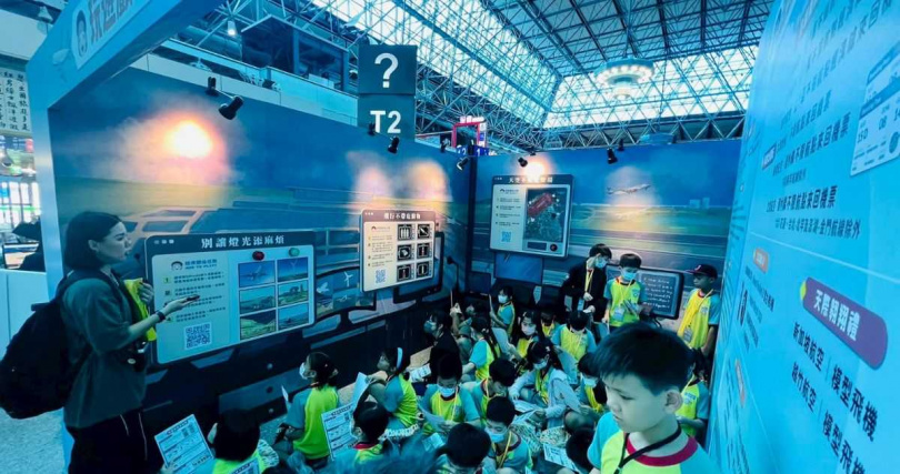 《飛向雲端守護平安》實境解謎遊戲至8月31日全天候開放,機場公司邀請鄰近國小師生共同參與,讓飛安觀念向下紮根。(圖片提供/桃園機場)