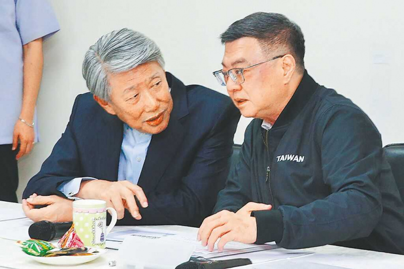 內閣改組，卓榮泰快受不了郭智輝。圖為行政院長卓榮泰（右）與經濟部長郭智輝（左）交換意見。（圖／本報資料照片）