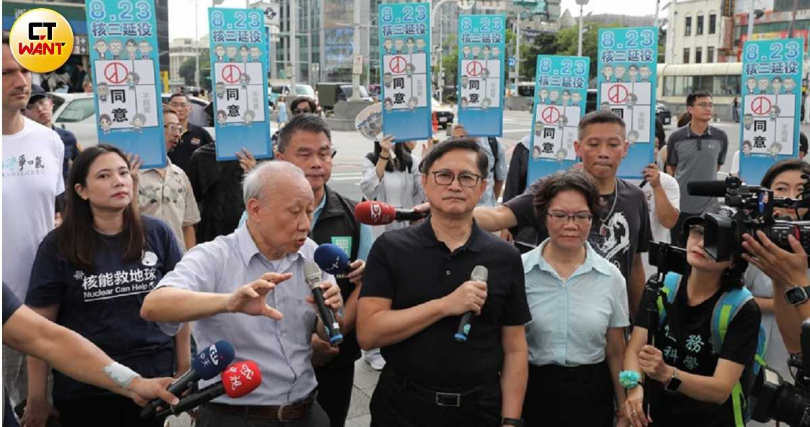 和碩董事長童子賢（中）與民眾黨立委劉書彬（右2）都支持安全之下重啟核三廠。（圖／劉耿豪攝）