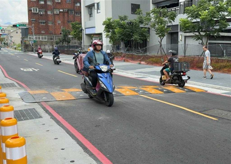 為提升三峽區北大國小通學環境安全，新北市交通局在開學前建置實體減速丘與人行道路緣阻隔設施。（圖／交通局提供）