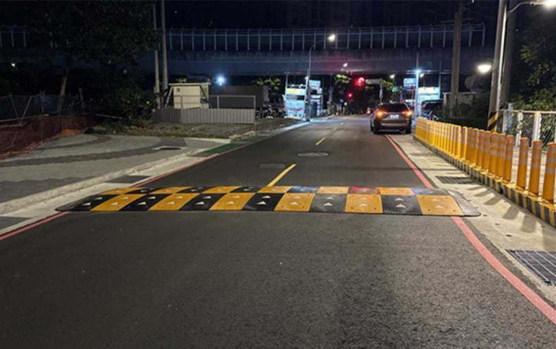 為提升三峽區北大國小通學環境安全，新北市交通局在開學前建置實體減速丘與人行道路緣阻隔設施。（圖／交通局提供）