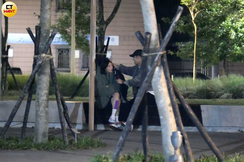 本刊在2021年曾拍到席惟倫與周予天公園約會，戀情曝光。（圖／本刊攝影組）