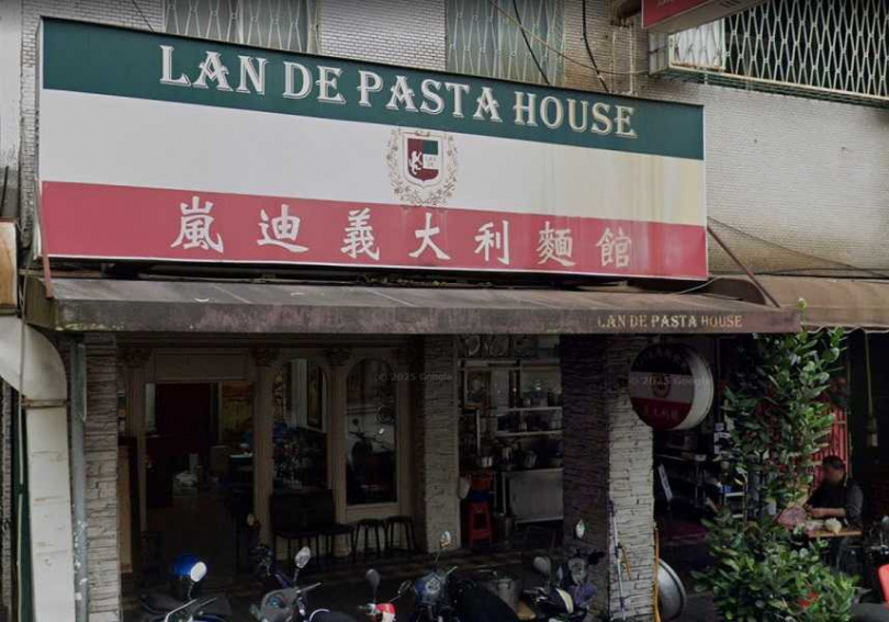 民眾向店員反應有蟑螂，對方竟笑回「中獎啦」。（圖／翻攝自Google Map）