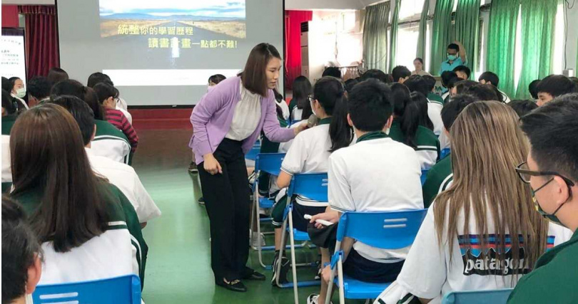 教育部過去祭出多項政策,遭外界批評未能貼合教學現場需求,缺乏配套措施,反而徒增校方及教師負擔。(示意圖/報系資料照)