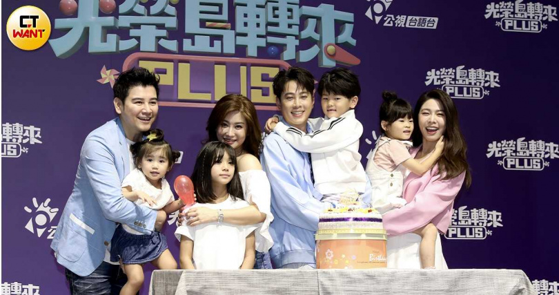 葉家妤、陳宇風夫妻檔帶兩個小孩力挺白家綺、吳東諺。(圖/侯世駿攝)