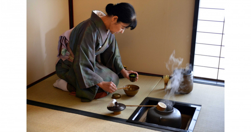 穿著莊嚴和服的專業茶師示範日本抹茶道。（圖／吳德亮攝）