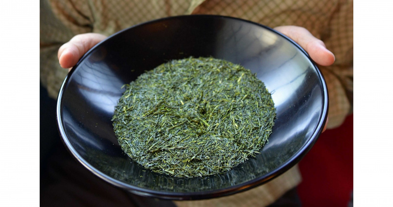 海拔較低的掛川茶，為了抑制苦味而製作為深蒸煎茶。（圖／吳德亮攝）