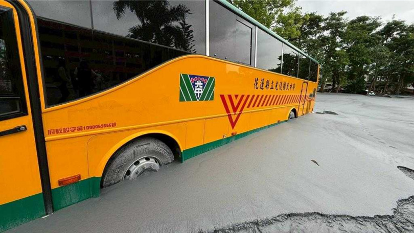 花蓮洪災重創光復國中，不僅校園泡在泥水中，校車因泡水受損。（圖／花蓮縣政府提供真）