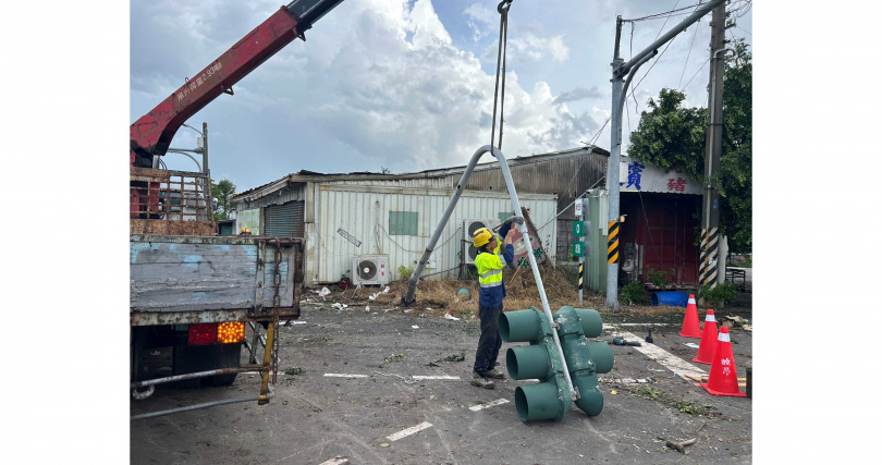 號誌、照明與動線重建：在黑暗中重新點亮城市。（圖片提供／台南市政府）