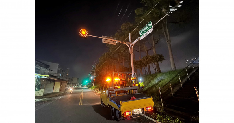 號誌、照明與動線重建：在黑暗中重新點亮城市。（圖片提供／台南市政府）