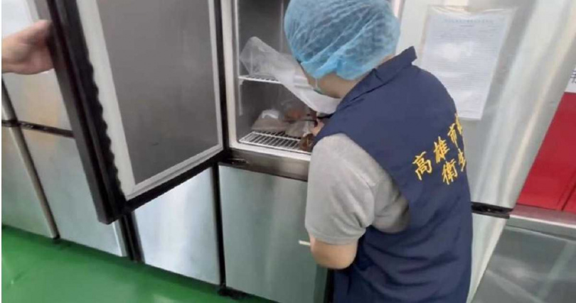 高市衛生局3日派員前往工廠稽查發現有多項缺失,已飭令業者限期改善。(圖/高雄市衛生局提供)